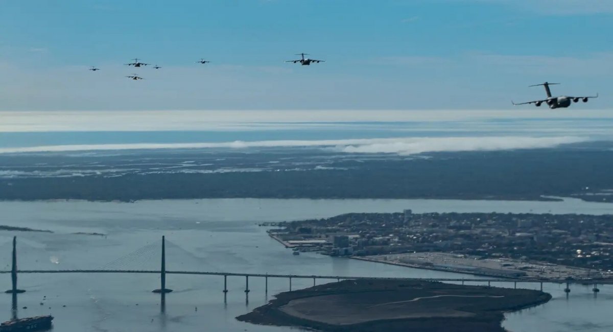 ВПС США відпрацьовують одночасний підйом у повітря одразу 24 транспортників C-17, січень 2023 року, фото – US Air Force
