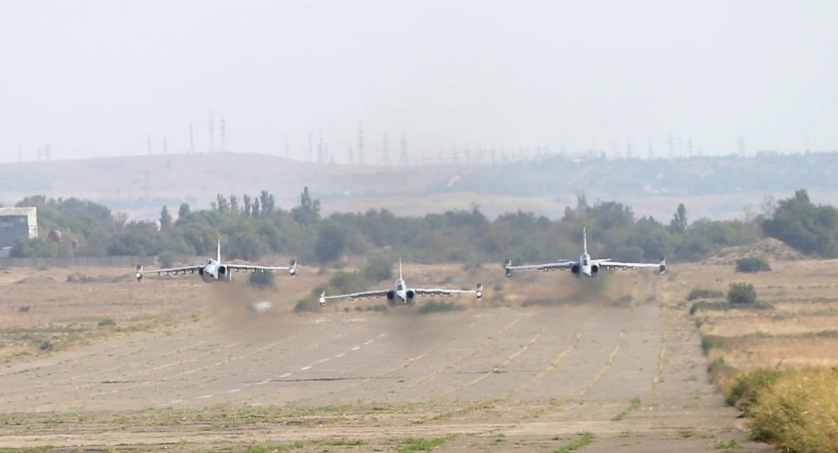 Демонстраційний проліт ланки відновлених штурмовиків Су-25 ВПС Грузії