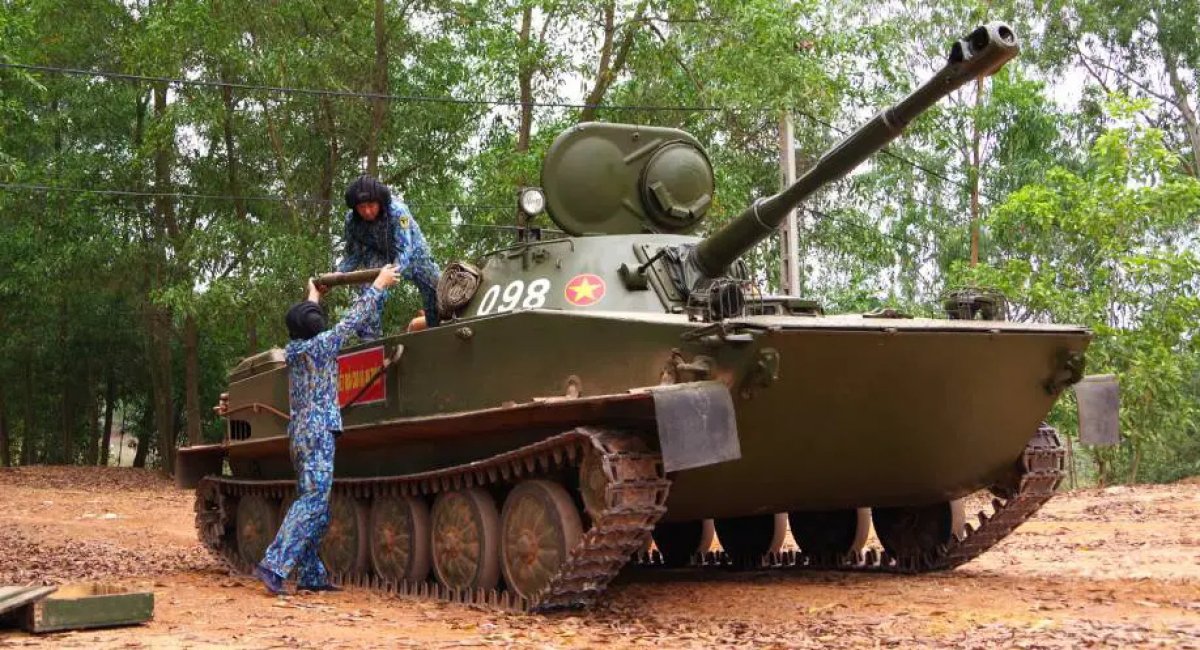 В'єтнамський плаваючий танк ПТ-76. Фото: Ann Quann