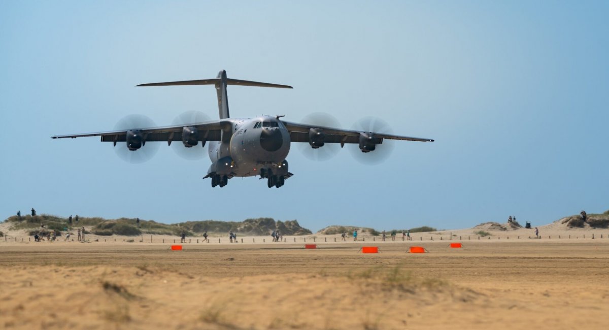 Посадка A400M ВПС Німеччини на пляж. Бундесвер/Денніс Вольф