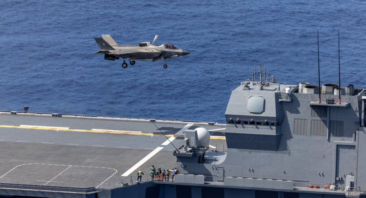 Британський F-35B сідає на палубу вертольотоносця JS Kaga. Фото - X\@COMUKCSG