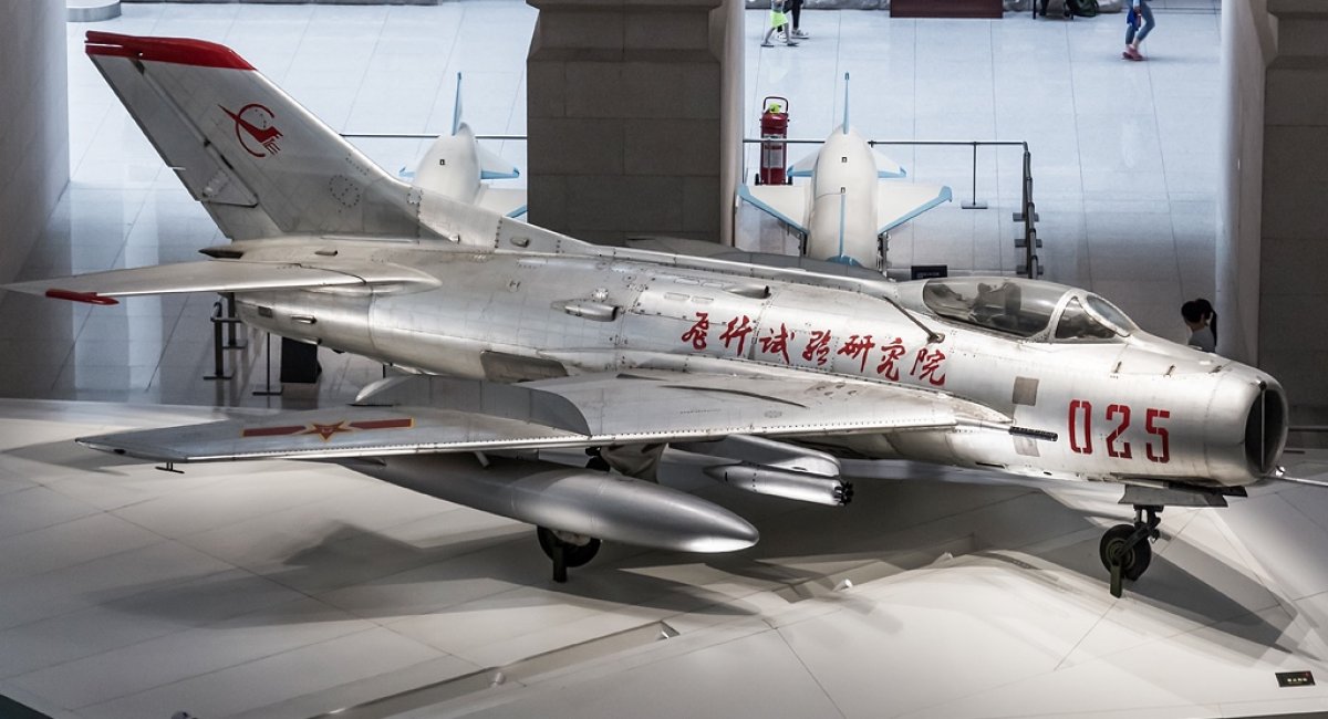 Shenyang J-6 — китайська копія радянського літака-перехоплювача МіГ-19 