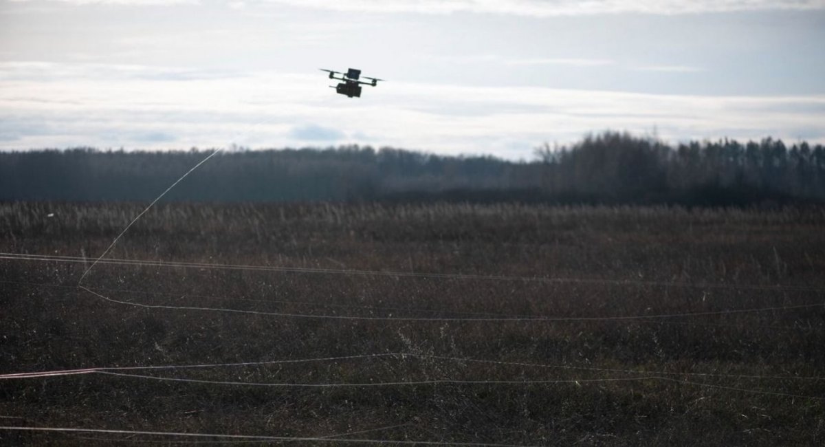 Ілюстративне фото українського FPV-дрона на оптоволокні