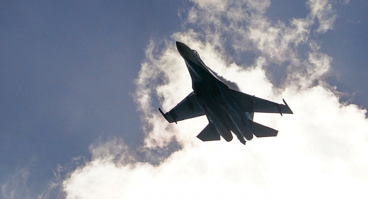 Російський Су-35С заходить на посадку над Білоруссю, лютий 2022 року, фото з відкритих джерел