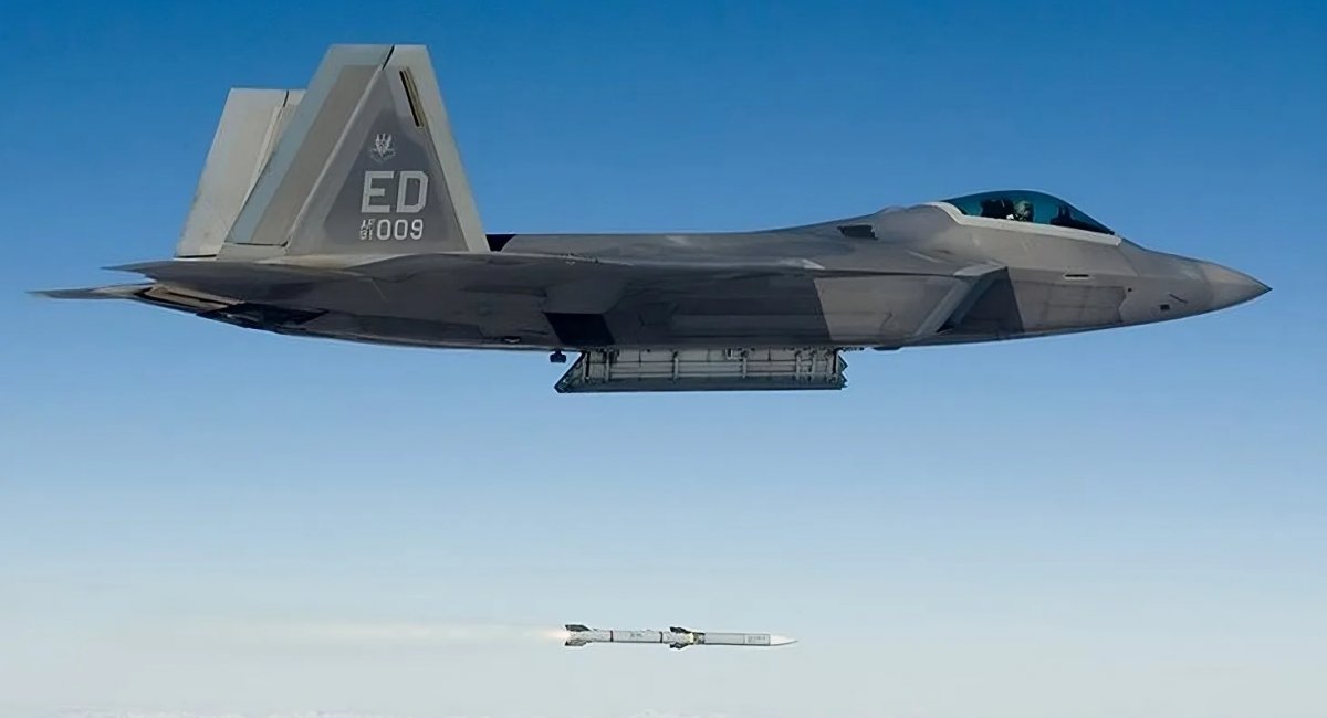У 2024 році F-22 зробив рекордний постріл ракетою AIM-120 AMRAAM, але дальність втаємничена