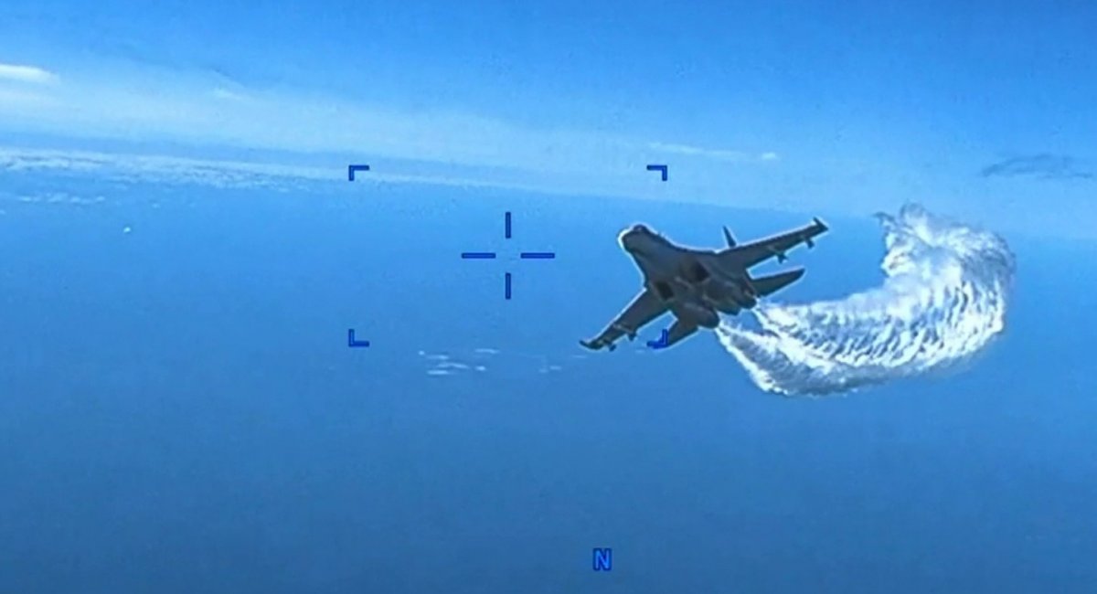 Російський Су-27 наближається до MQ-9 Reaper під час інциденту у березні 2023 року, фото — U.S. Air Force