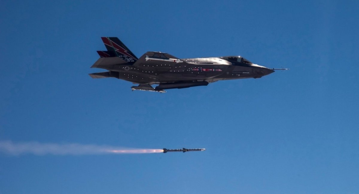 Винищувач F-35A запускає ракету AMRAAM​. Фото: Raytheon