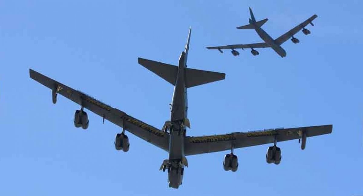 Стратегічні бомбардувальники Boeing B-52 Stratofortress / Фото: Gerhard Plomitzer