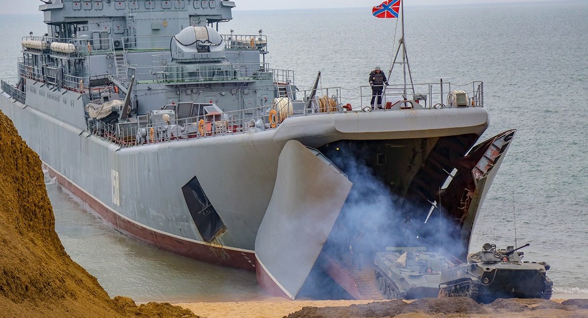 Одразу шість десантних кораблів РФ заходять у Чорне море (відео) 
