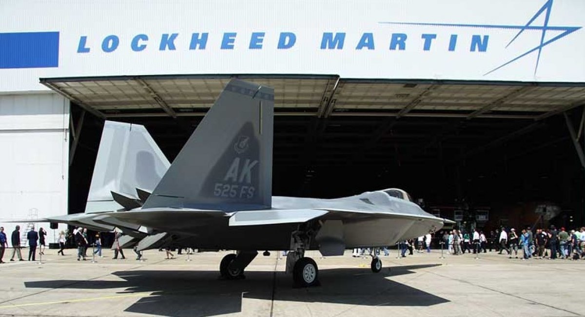 Винищувач п'ятого покоління на фоні цехів Lockheed Martin Corporation