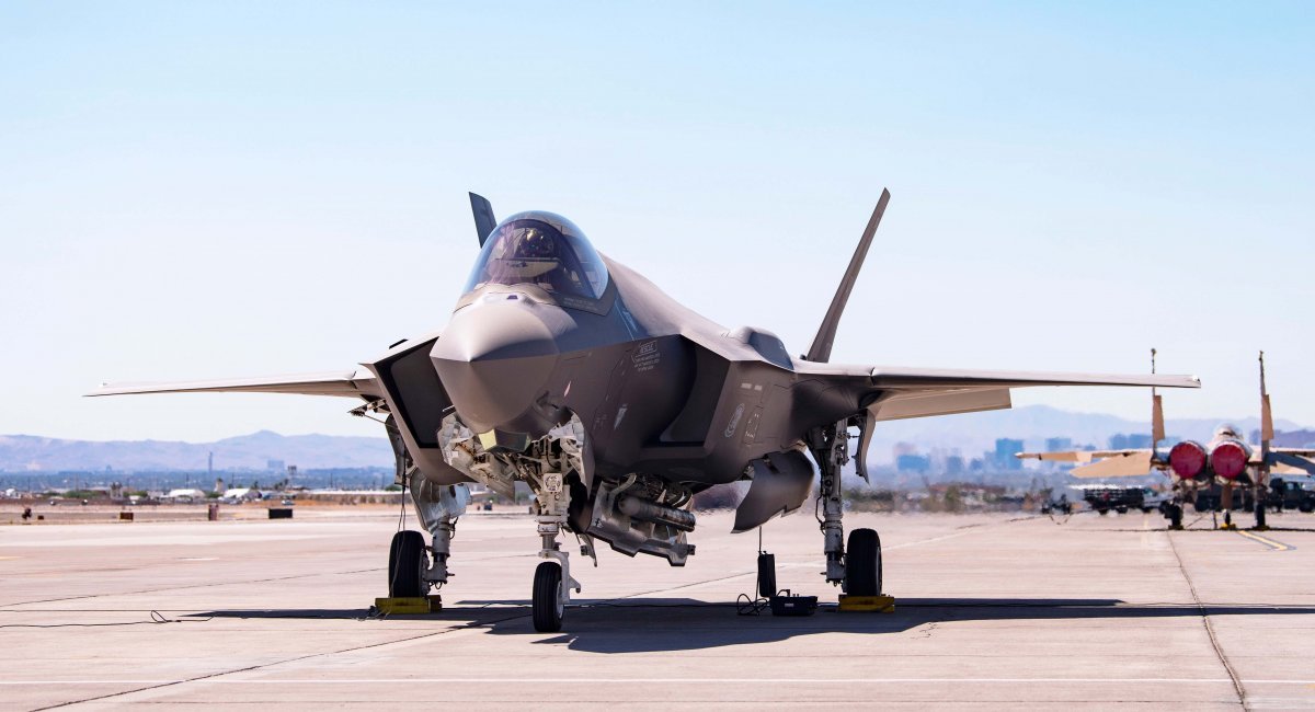 Стелс-винищувач F-35A під час випробувань з ядерною бомбою у 2021 році