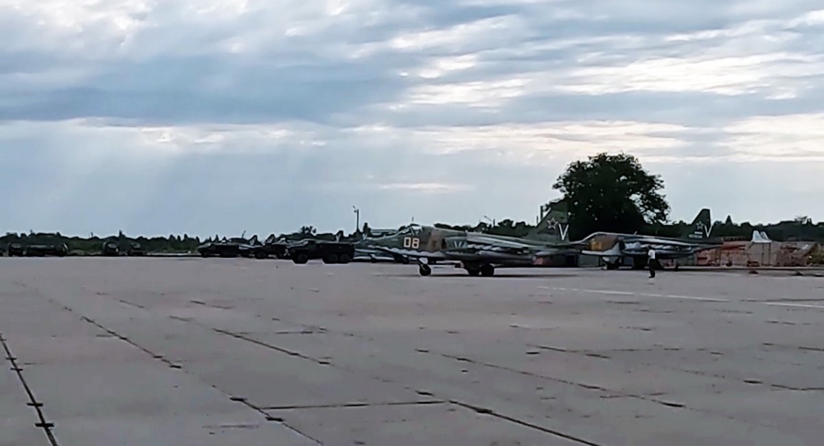 Рашисти засвітили прифронтовий аеродром у Таганрозі: з позиційним районом новітнього ЗРК С-350 та номерами літаків (фото)
