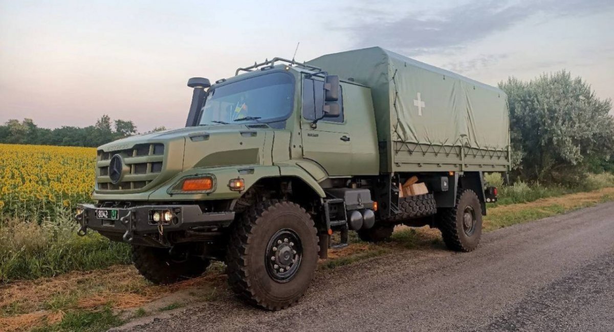 Які цікаві варіанти озброєння є для вантажівок від Daimler Truck, які сотнями постачаються Україні