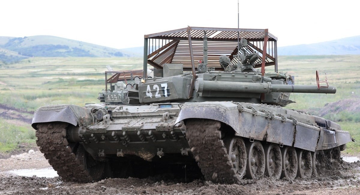 Армія РФ вирішила захистити свої танки "протиракетними мішками"