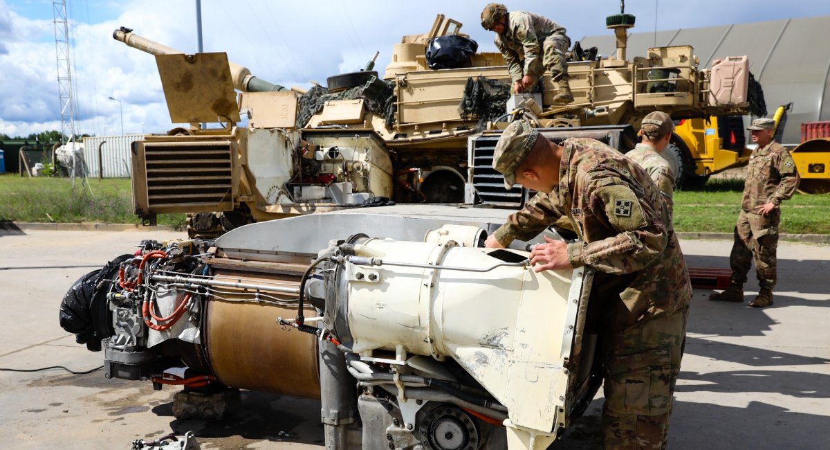 Обслуговування Abrams (всі фото: US DoD)