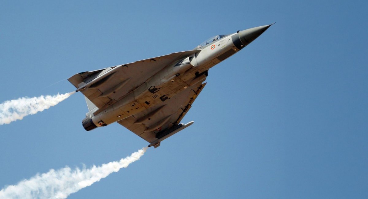 До індійських винищувачів Tejas немає двигунів з США і їх не буде до 2028 року, але Делі все одно замовила літаки