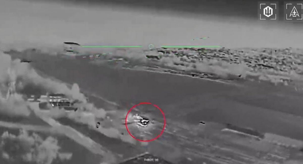 Палає уражений протичовновий літак Ту-142