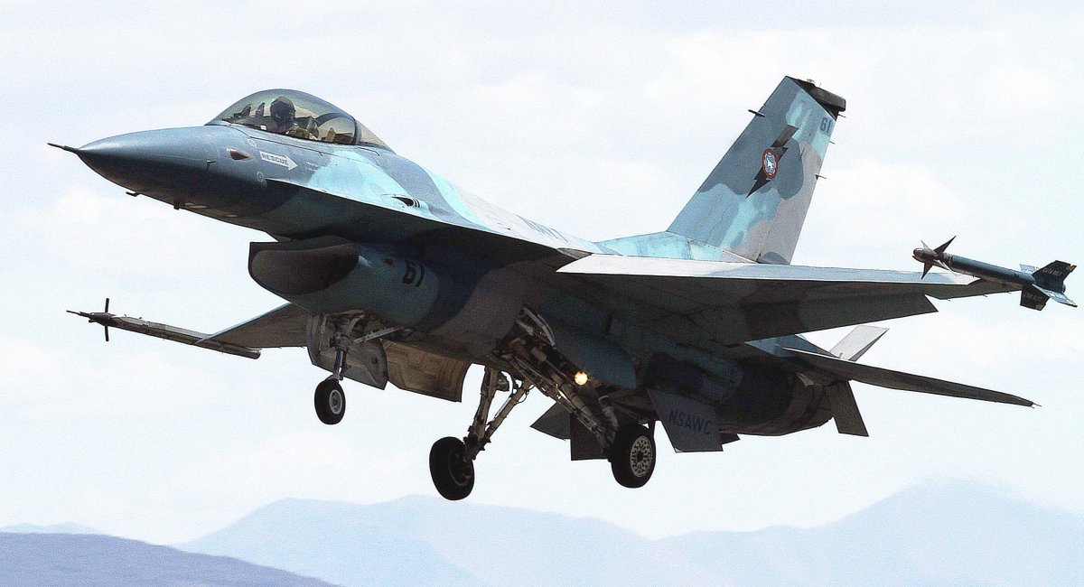 Американським ВМС стало мало тих 16 літаків F-16, які імітують противника під час навчань