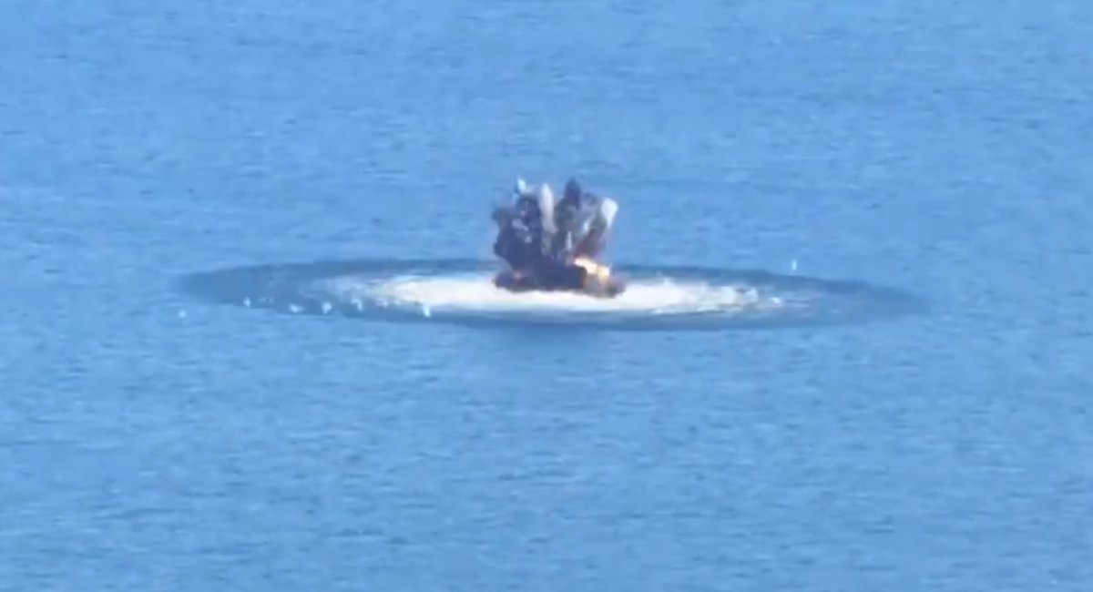 Момент ураження російського невідомого морського дрона у виконанні ВМС ЗС України