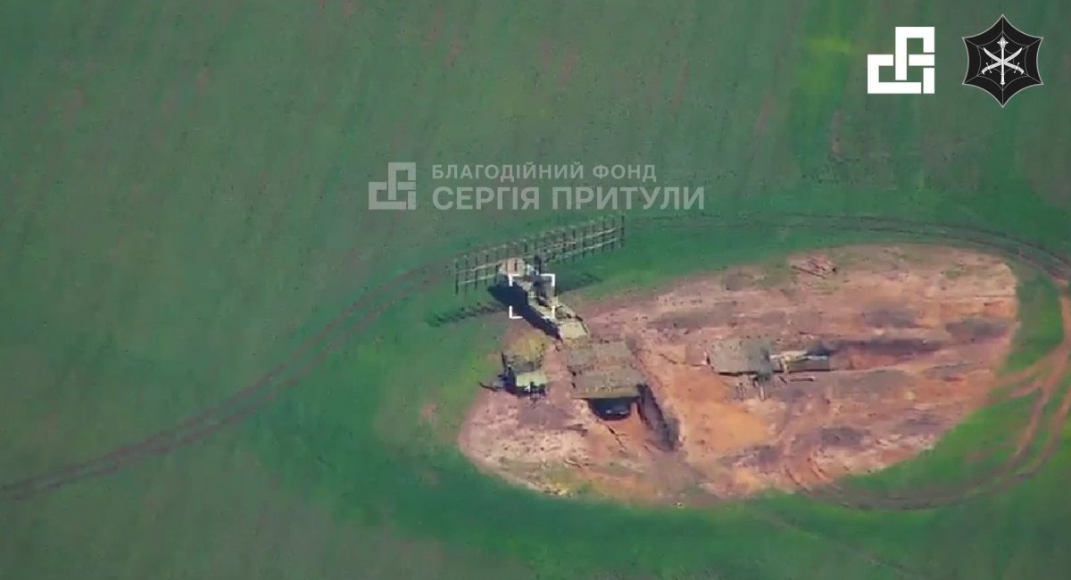 РЛС "Небо-СВУ" яку уразили баражуючим боєприпасом екіпаж ЦУР КОС "Альфа". Кадр з відео - Фонд Сергія Притули 