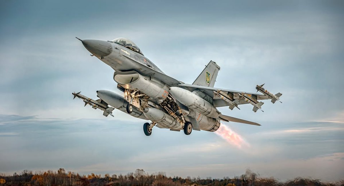 Винищувач F-16AM ПС ЗСУ з чотирьма ракетами AIM-9. Фото: Командування ПС ЗСУ