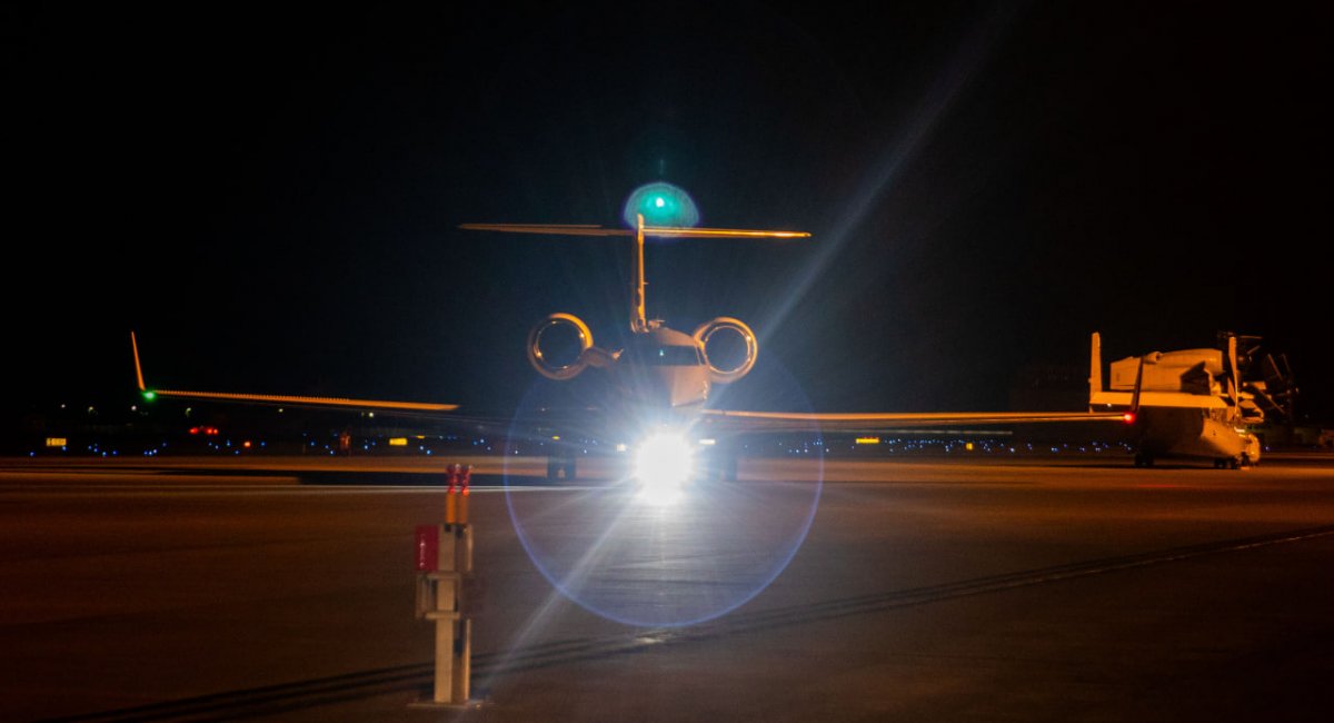 Прибуття літака Bombardier Global 6500 на авіабазу КМП США. Фото: US DoW