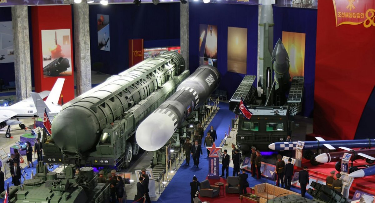 Hwasong-11Ma з правого боку, під час виставки в КНДР