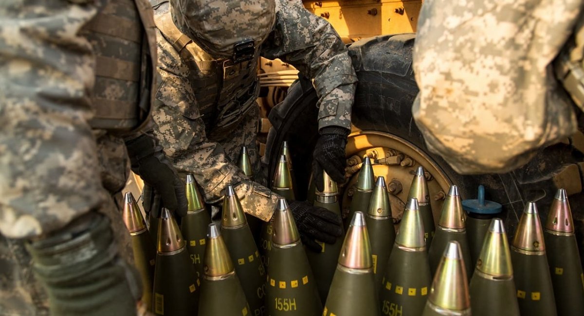 Американські військові готують 155-мм снаряди до стрільби, ілюстративне фото з відкритих джерел