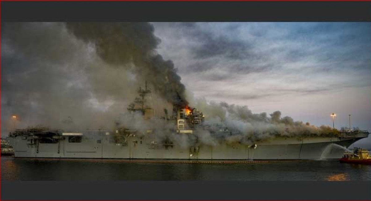 В США горить УДК USS Bonhomme Richard