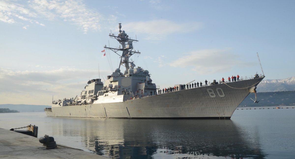 USS Roosevelt (DDG 80) на базі Суда (Souda Bay) у Греції
