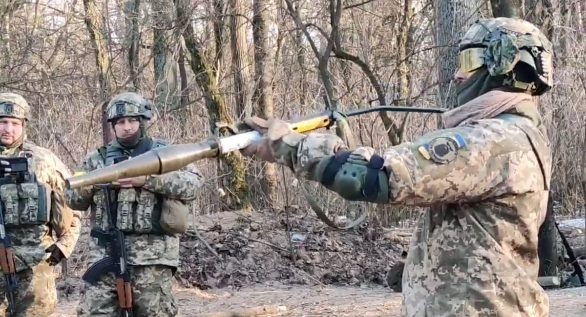 Бійці ЗСУ відпрацьовують застосування польського RPG-76 Komar, березень 2022 року, зображення з відкритих джерел