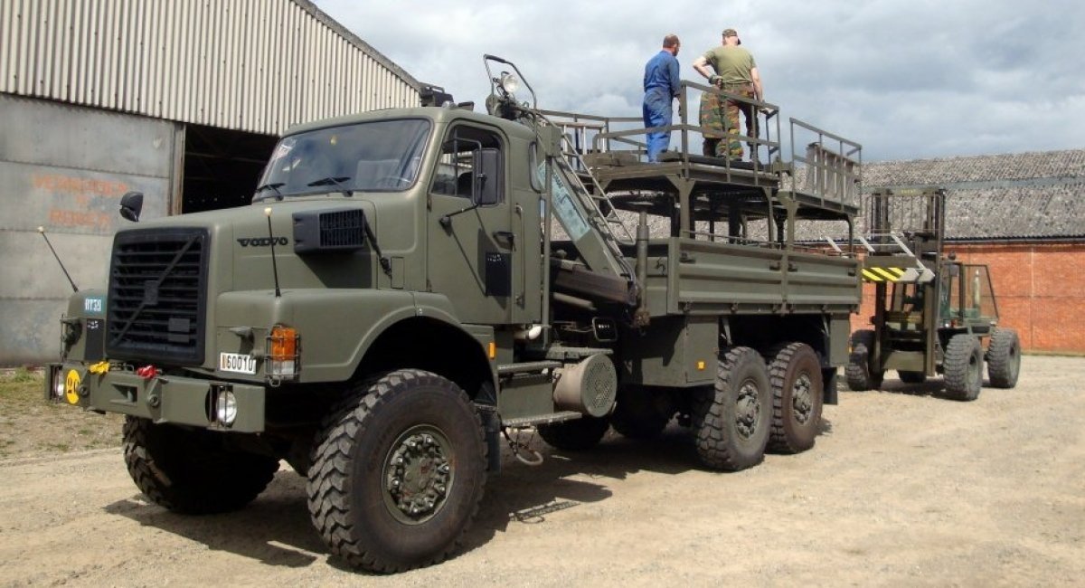 Вантажівка бельгійської армії Volvo Fassi N10, ілюстративне фото з відкритих джерел