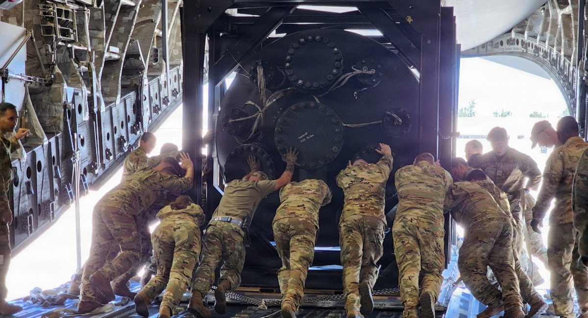Ward 250 вивантажують з С-17 (всі фото: US DoD)