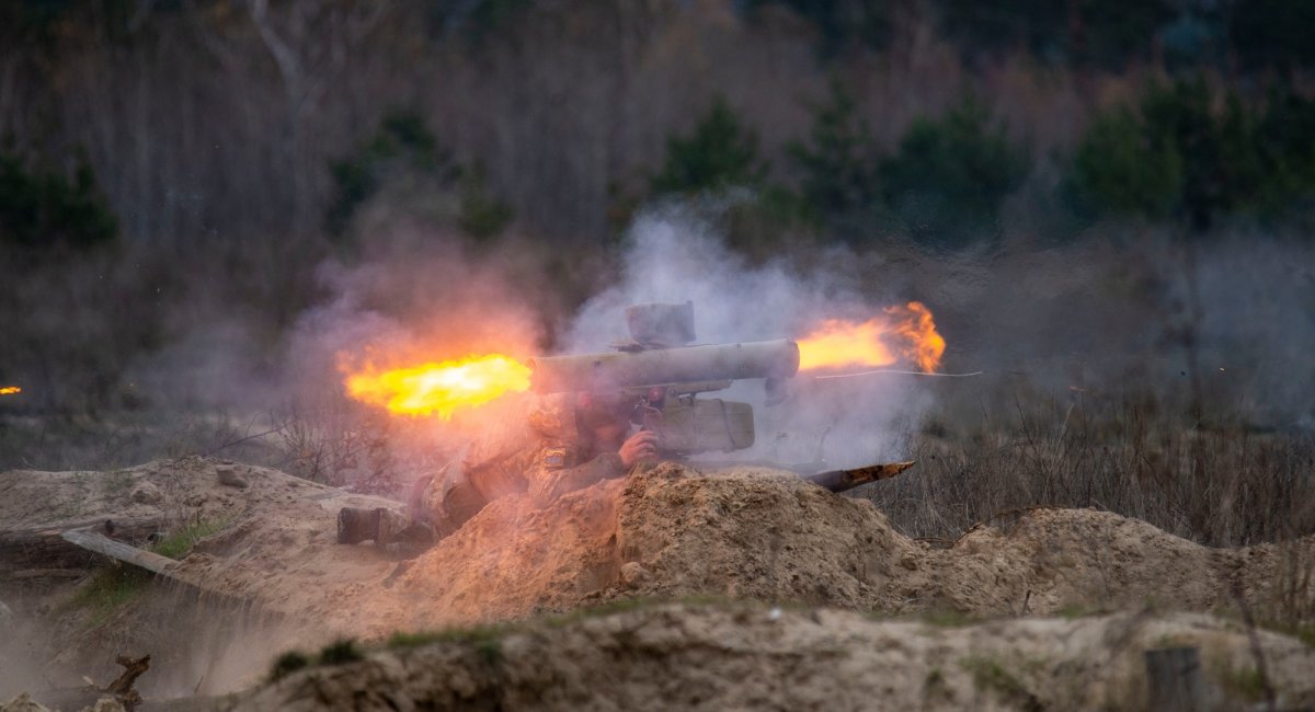 Боєць 93-ої бригади веде стрільбу із ПТРК, ілюстративне фото від прес-служби 93-ої бригади