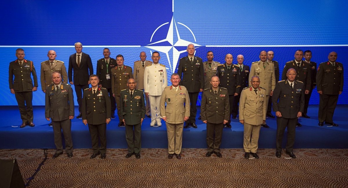 В штаб-квартирі Сухопутних військ НАТО в місті Ізмір, Туреччина військові 19 країн обговорювали безпекову ситуацію