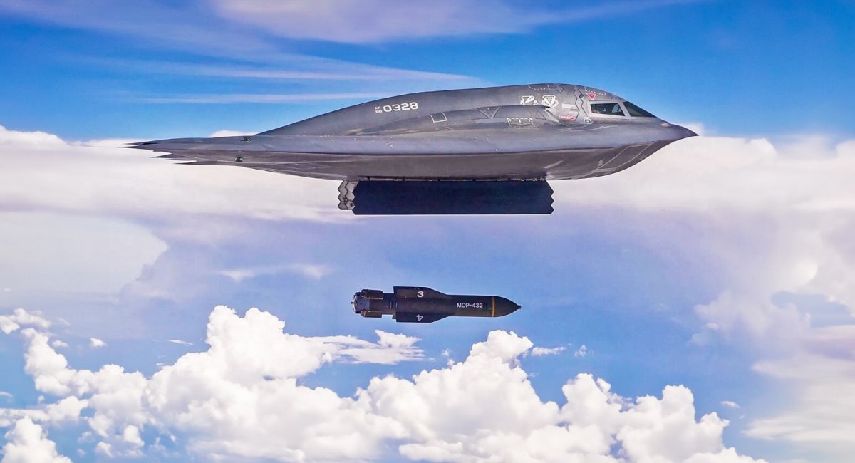 B-2 Spirit скидає бомбу GBU-57 Massive Ordnance Penetrator (MOP),  фото USAF штучно розширене 