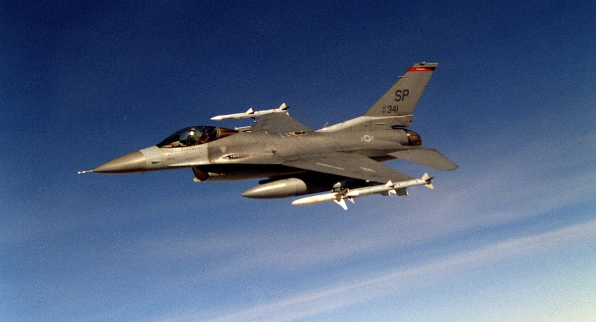 Американський винищувач F-16CJ призначений для подавлення ворожих РЛС та ЗРК. Фото - DoW