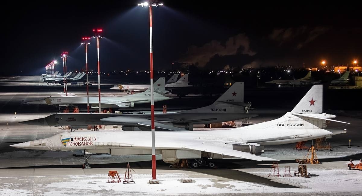 Рашистські бомбардувальники Ту-160 на аеродромі "Оленья", жовтень 2022 року, фото з відкритих джерел