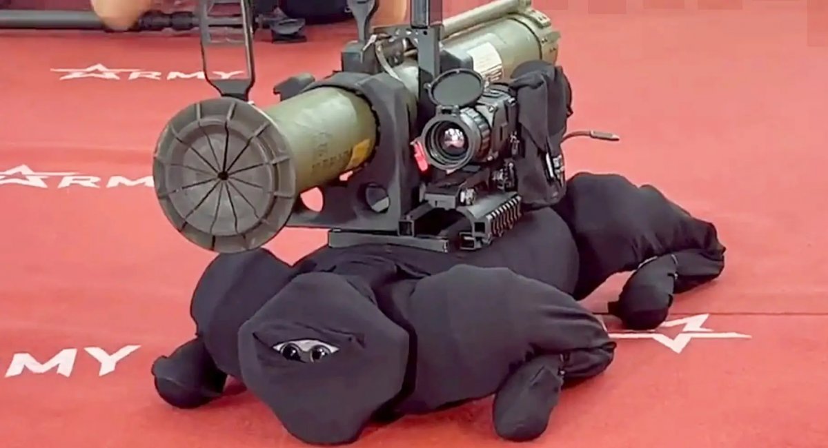 Рашистський "бойовий робот" типу М-81 із одноразовим РПГ-26, зображення з відкритих джерел