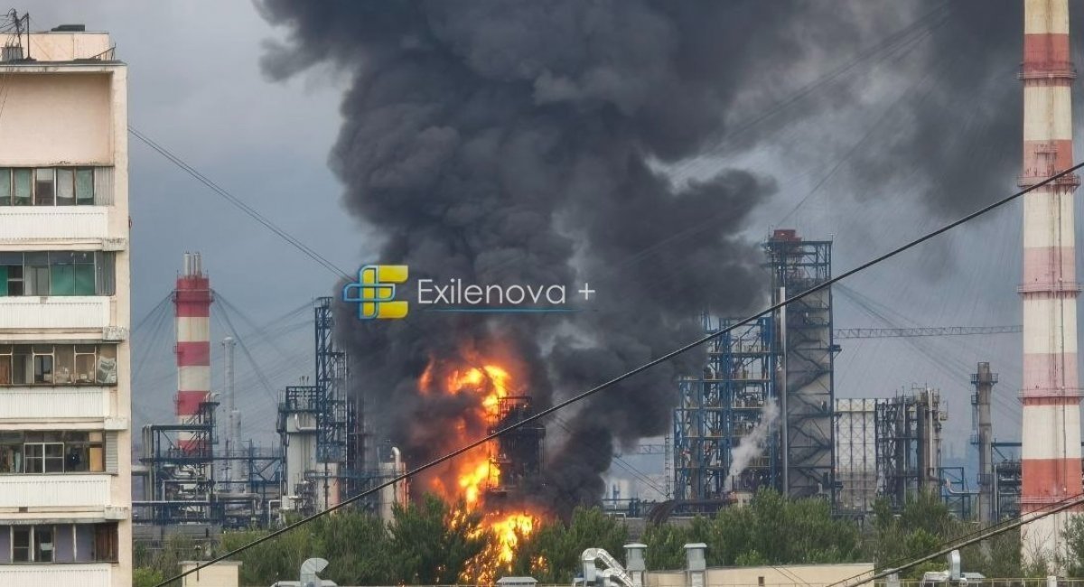 Палаючий Московський НПЗ після того як туди завітали українські дрони. Фото - t.me/exilenova_plus