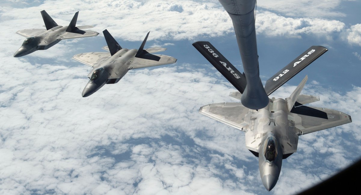Дозаправка F-22 у повітрі (US Air Force)
