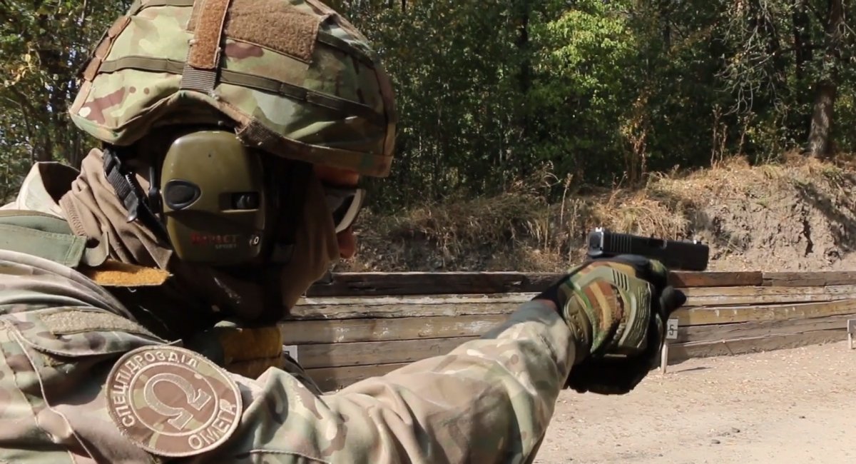 Пістолети Glock 17 допомагають українським спецпризначенцям вирішувати бойові задачі / Фото: НГУ