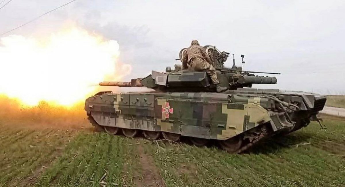 Танк Т-84У веде вогонь по ворогу, джерело – twitter-профіль TankDiary, дата публікації – 29 травня 2022 року