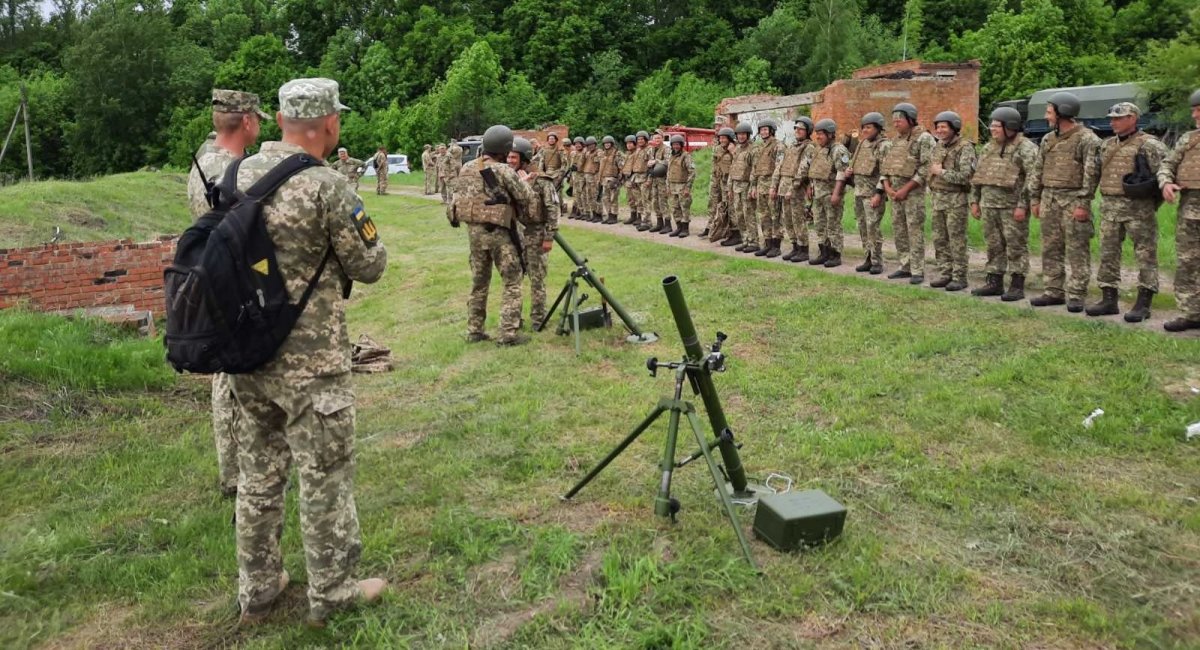 Міномети МП-60 на навчаннях ТРО на Сумщині у травні 2021 року