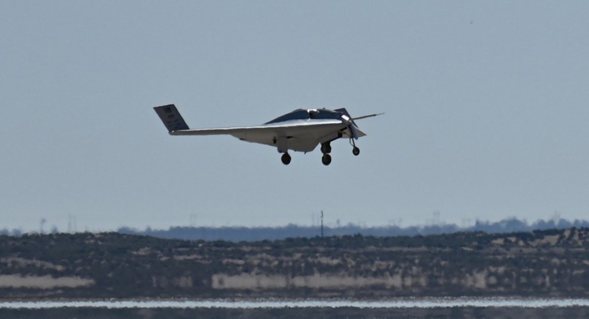 Експериментальний дрон XRQ-73 під час першого польоту, фото - Northrop Grumman