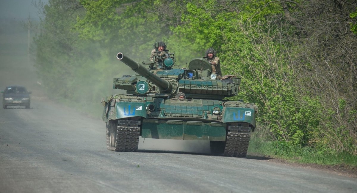 ЗСУ залучили до "тракторних військ" російський Т-80БВ – тягнути свого "колегу"