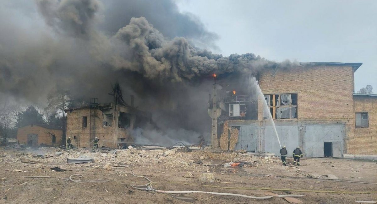 Пожежа на Київському бронетанковому заводі після удару рашистів