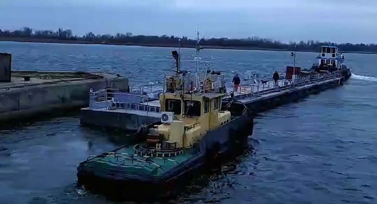 Плавучий залізобетонний причал виробництва ХДЗ "Палада" для катерів ВМС України прямує до порту "Південний"