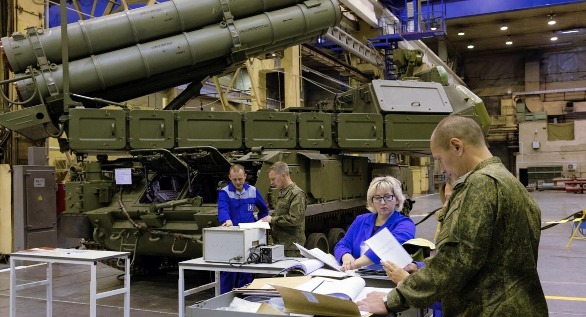Виробництво зброї у РФ у цифрах: дані від ГУР щодо ракет, танків, літаків та артилерії