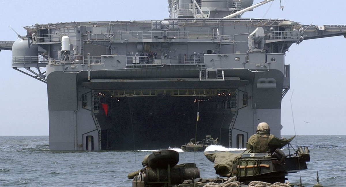 Атакуюча плавуча машина AAV-P7 зі складу Корпусу морської піхоти США на тлі універсального десантного корабля USS Bonhomme Richard / Фото: Дженіфер Свейдер, ВМС США